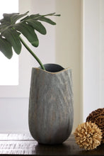 Load image into Gallery viewer, Iverly Vase - Small - Furniture Depot (7790207697144)