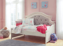 Load image into Gallery viewer, Realyn Twin Day Bed - Furniture Depot (6199692034221)