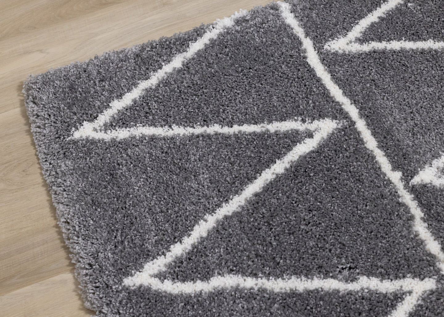 Fergus Grey White Mountain Rows Shag Rug - Furniture Depot