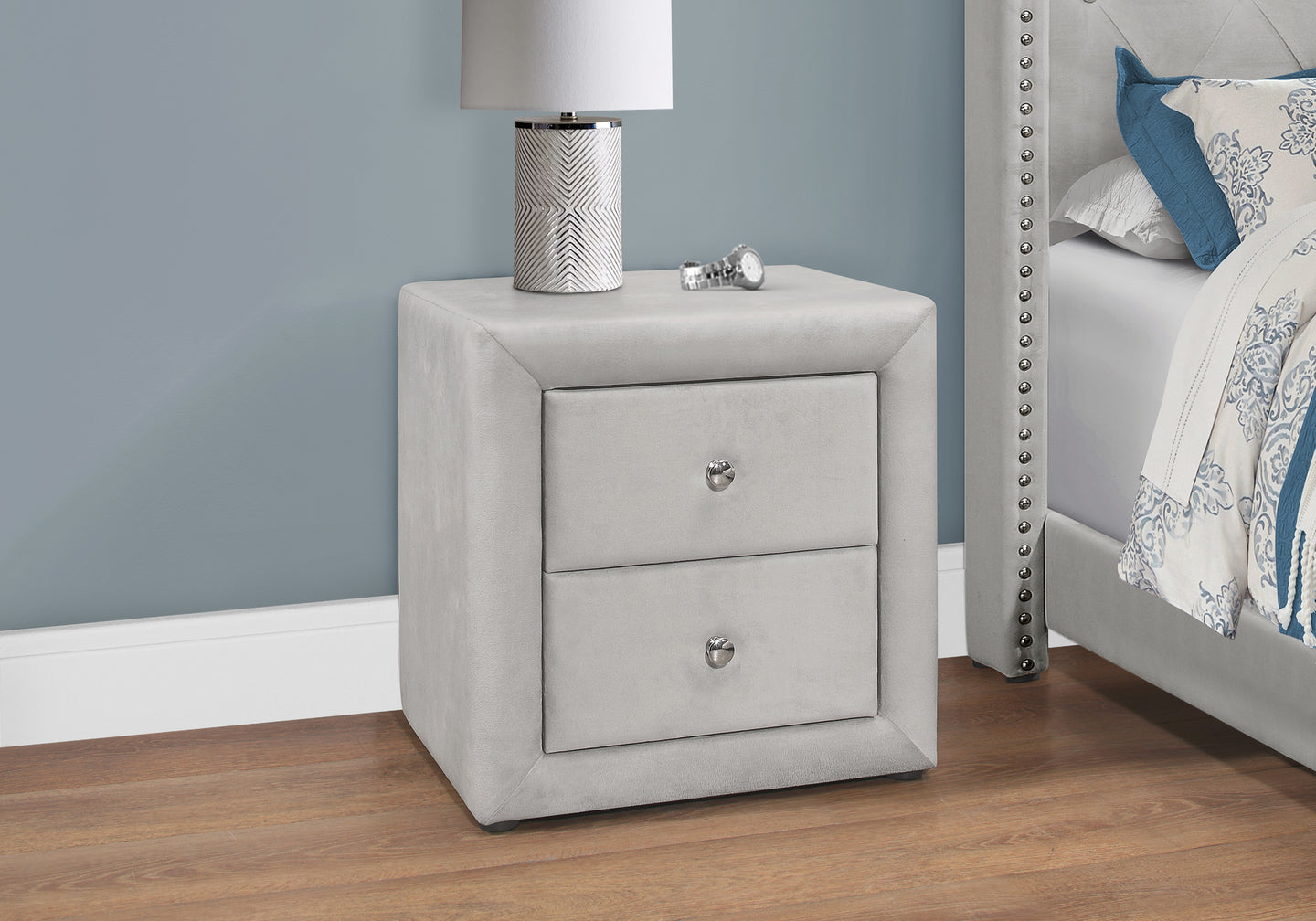 I 5606 Bedroom Accent - 21"H / Light Grey Velvet Night Stand - Furniture Depot (7881124872440)