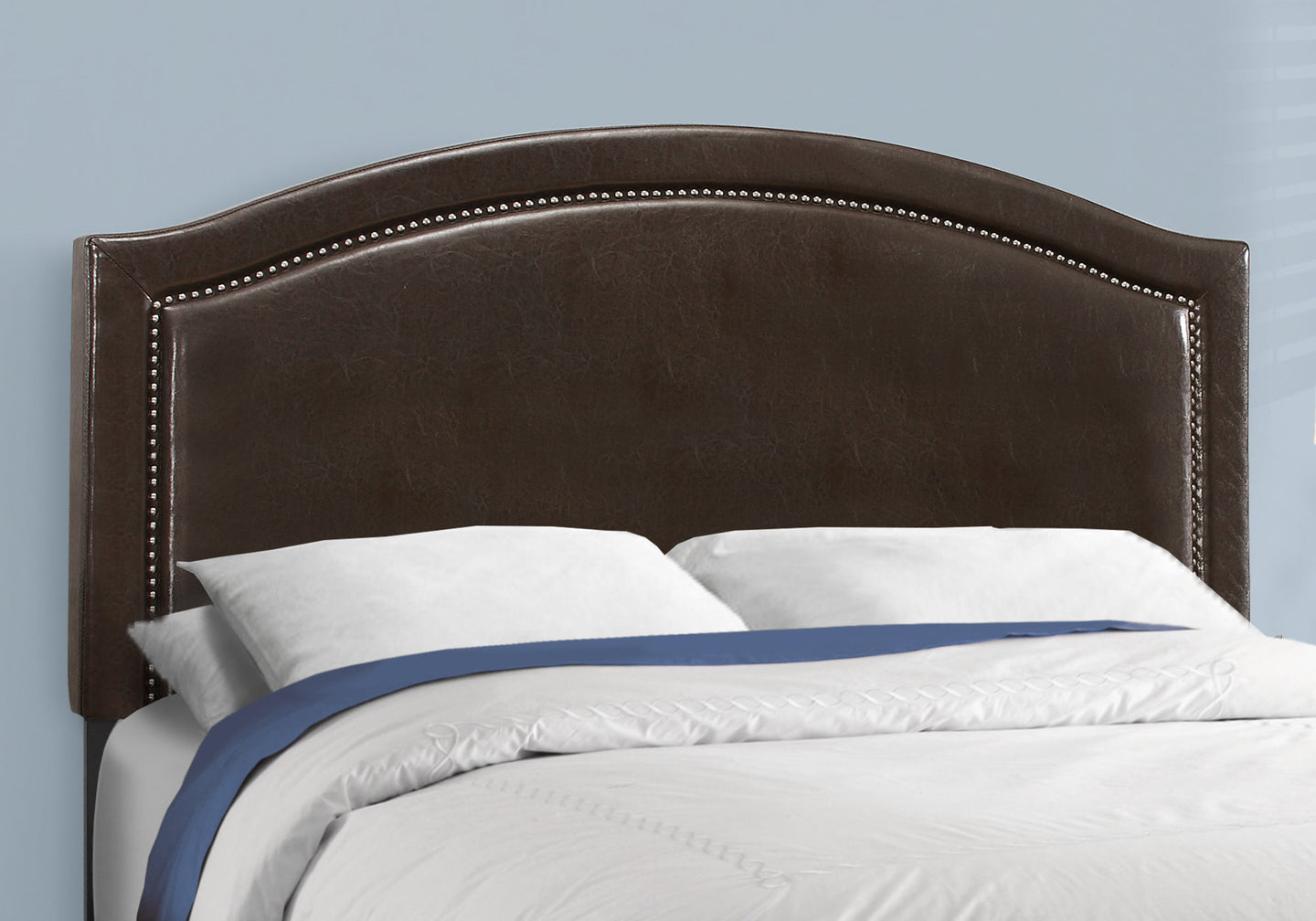 I 5938Q Bed - Queen Size / Brown Leather-Look With Brass Trim - Furniture Depot