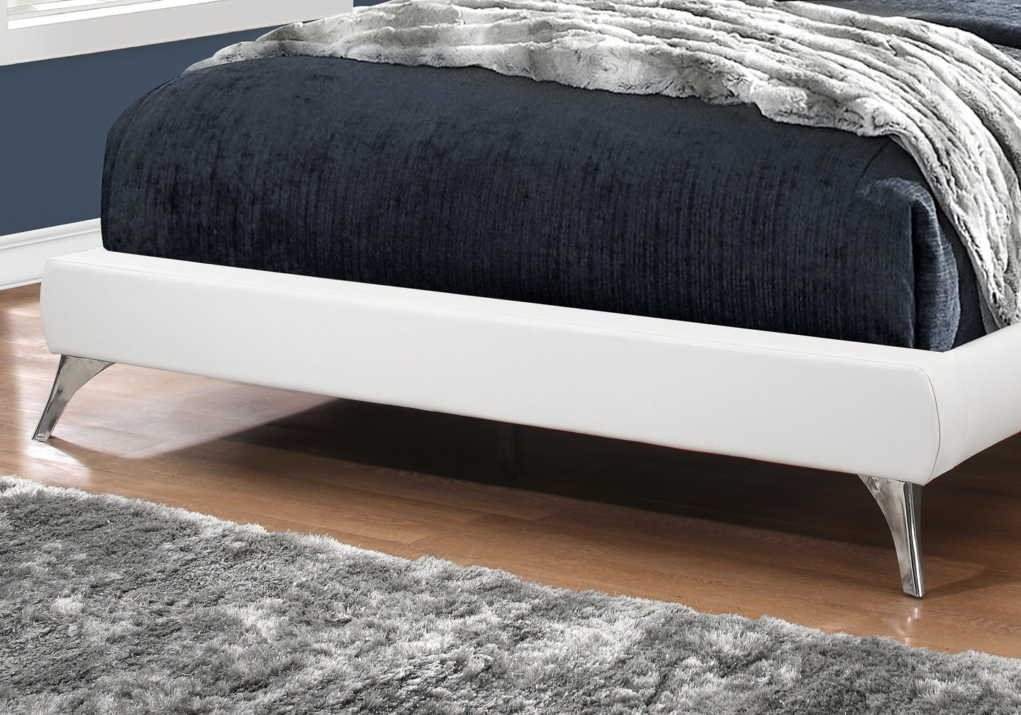 I 5953Q Bed - Queen Size / White Leather-Look With Chrome Legs - Furniture Depot (7881125658872)