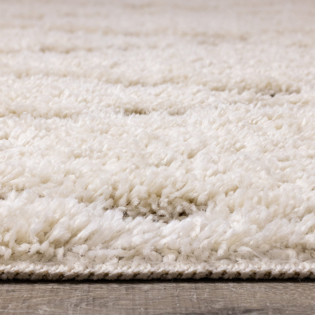 Novato Cream Diamond Shag Rug - Furniture Depot